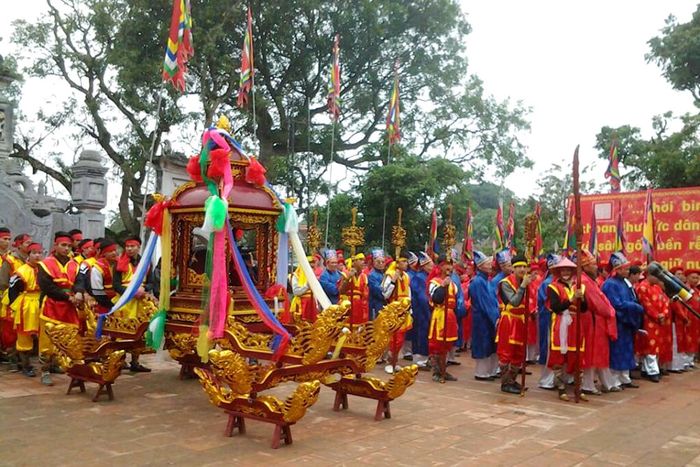 Thuê xe 16 chỗ đi lễ hội khai ấn đền Trần